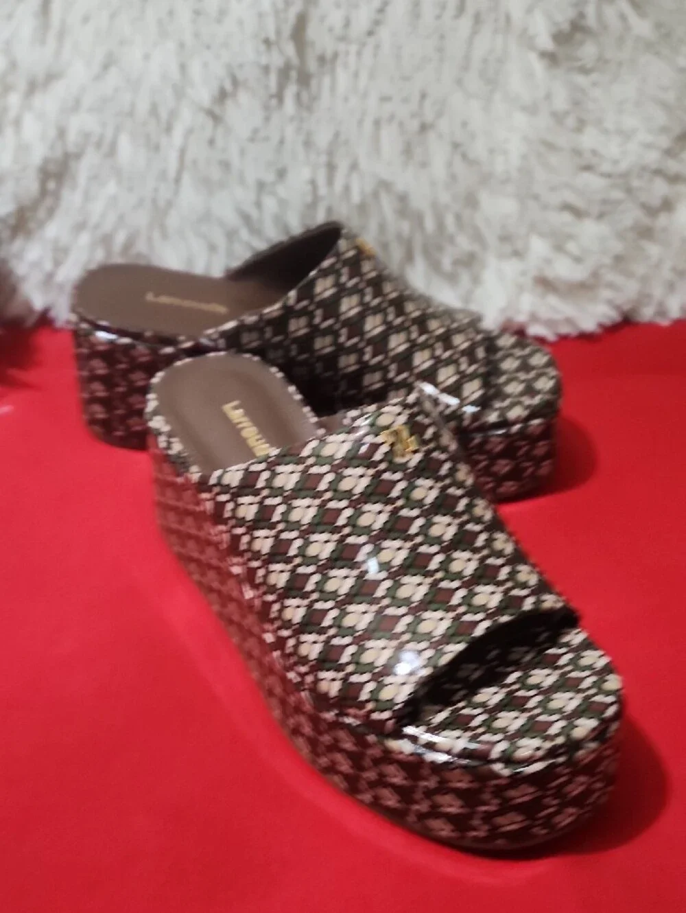 Larroude eye catching
